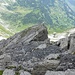Über steilen Fels und Schutt wird im Bild von rechts her dieser Vorsprung erreicht.