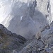 Stimmung und Tiefblick auf den Grat mit den beiden Bergsteigern