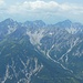 Markant Erlspitze, Freyungenspitzen und Reither Spitze, dahinter die Stubaier Alpen