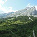 Rückblick von der Hochalm auf Vogelkar und Östliche Karwendelspitze. Hier sieht man die Grasflanke, die direkt vom Gipfel der VKS herunter zieht
