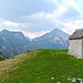 Bergkapelle: da muss man reinklettern.<br />Hinten Pizzo Ruggia rechts und Schegge di Muino links. Dazwischen di Bocchetta di Ruggia.