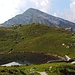  Laghetto di Muino, ein Wasserreservoir für die Alp. Beim Gebäude handelt es sich wahrscheinlich um das Biv. Greppi.