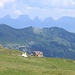 Spitzmeilenhütte mit Churfirsten im Hintergrund