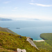 Blick auf die idyllische Keem Bay. Im Hintergrund ist die Insel Clare Island zu sehen.