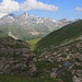 Aussicht zurück vom Eingang ins Täli auf die Alp Geltti.

Im Hintergrund sind Piz Timun / Pizzo d'Emet (3212m), Piz della Palù (3179m), Pizzo Crotto (2895m), Piz dil Crot (2848m), Piz Miez / Cimalmotta (2835,2m).