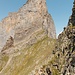Anspruchsvoller Anstieg zur Dossenhütte. Im Hintergrund das imposante Gstellihorn.
