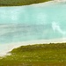 Farbspiele von Gletscherwasser und üppiger Vegetation.