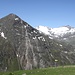 <b>La cima che desidero salire è lì di fronte: dista solo 1,7 km; tuttavia devo dapprima scendere sul fondovalle della Rotmoostal fino alla quota di 2262 m, proseguire fino alla Schönwieshütte (2270 m), quindi seguire il sentiero ancora per 760 m di dislivello.<br />Visto dall’Hohe Mut, l’Hangerer incute doveroso rispetto: sembra una piramide, con il versante orientale a picco sulla Rotmoostal.</b><br />