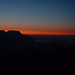 Fast schon Nacht: die Lichter von Salzburg, darüber die Silhouette des Untersberges.