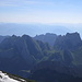Blick hinüber zur Mittleren Alpsteinkette - und auf die im Dunst verschwimmenden Bergketten in Österreich