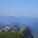 Ausblick vom Hüenerberg: Über die Silberplatten schweift der Blick bis zu den hohen Zentralschweizer Gipfeln 