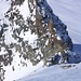 Tiefblick aus der Gipfelfirnflanke ins Couloir und aufs Kleine Tschingelhorn (3495m). Unten sind zwei Deutsche Bergsteiger zu sehen.
