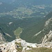 Hier ist P 2225m erreicht: eindrucksvoller 1200m-Tiefblick in das Endstal mit der Scharitzkehlam (1046m); rechts wieder der Mannlgrat