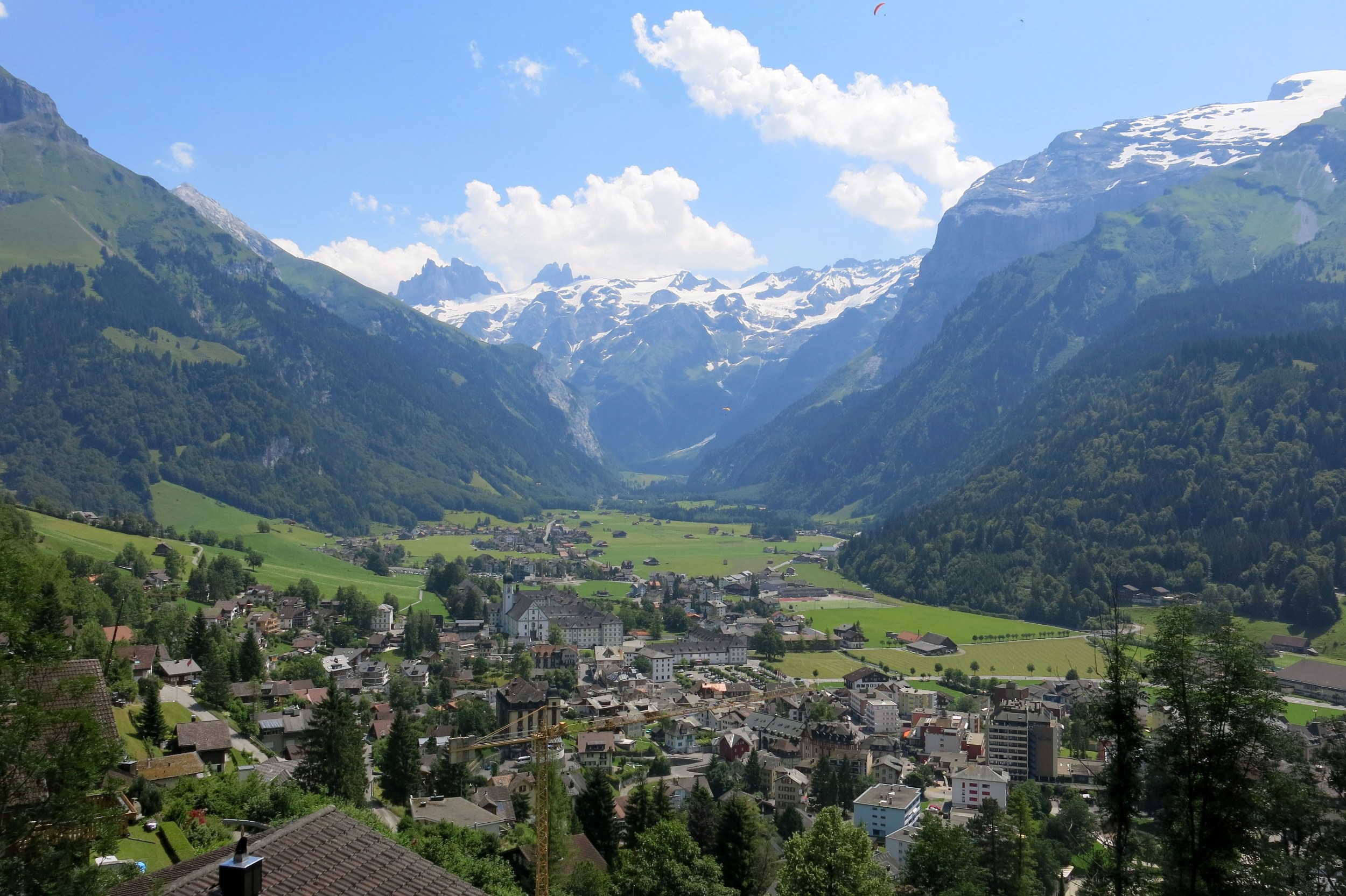 Start im sehr touristischen Engelberg man kann die...