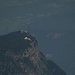 Blick vom Mont Roén nach Penegal im Zoom. Der Aussichtsturm von gestern ([tour67105 Touristenfallen am Kalterersee?]) ist so klein, dass man ihn gar nicht erkennt auf dem Foto ;-)