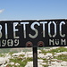 Irreführendes Schild auf dem Klettergipfel, denn P. 1989 befindet sich weiter westlich.