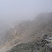 In discesa la nebbia si dirada per un attimo permettendoci di vedere (si fa per dire) la cresta che collega la Cima di Gana Bianca al Toroi.
