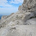 Auf gutem Steig wird unter dem Gipfelaufbau des Mulaz gequert.