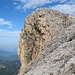 ..... öffnet sich der Blick plötzlich über die liebliche Unendlichkeit Südtirols mit dem unscheinbaren Castellaz (2333 m) drunten am Rollepaß.