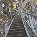 Steile Leitern überbrücken die Felsbarriere.