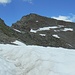 Der Gipfelaufbau der Kraspesspitze besteht aus für die Höhe typischem roten Granitschutt