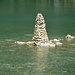 Ometto di pietre nel lago