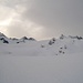 Neuer Tag, neuer Aufstieg über den Silvrettagletscher. Rechts der Bildmitte unser Gipfelziel, der Gletscherchamm 3173 mit dem Chammgletscher, von welchem man nur noch den obersten Teil sieht.