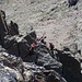 Absteigende (mehrheitlich abseilende) Seilschaft mit Bergführer an der Südkante