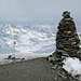 Gipfelsteinmann auf dem Piz Davo Lais, dahinter das Val Fenga