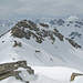 Blick vom Hauptgipfel (2917m) des Piz Soèr zum W-Gipfel (2912m) und Piz Tasna (rechts)