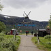 Unterwegs zwischen Nikkaluokta und der Kebnekaise fjällstation - Mit einer Bootsfahrt über den Ladtjojaure kann man etwa 6 km Wegstrecke "einsparen". An der Anlegestelle befindet sich auch "LapDånalds" (rechts), wo man u. a. Rentierburger essen kann.