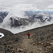 Im Aufstieg zum Kebnekaise (via Västra leden) - Hier, zwischen 1.700 und 1.800 m. Während die Wolken weiter unten immer wieder in Bewegung sind, haben sich diese weiter oben am Kebnekaise-Gipfel regelrecht festgesetzt. Gleich sind wir deshalb im dichten Nebel unterwegs.