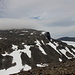 Im Abstieg vom Kebnekaise (via Västra leden) - Rückblick im Gegenanstieg hinauf auf den Vierramvare. Während sich an etlichen Stellen die Sonne zeigt, befindet sich der Kebnekaise-Gipfelbereich noch immer unter eine dichten Wolkenhaube. Rechts ist ein Teil des Björlings glaciär zu sehen.