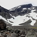 Im Abstieg vom Kebnekaise (via Västra leden) - Blick über den Talkessel auf etwa 1.200 m. An den gegenüberliegenden Hängen ist der spärliche Kittelglaciären zu sehen.