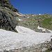 <b>Dapprima si devono percorrere circa 2 km sul fondovalle; dai 2060 m di quota il sentiero si inerpica sul fianco settentrionale della cresta del Monte Cardine, fino al ripiano di quota 2391 m, coperto da un esteso nevaio.</b>