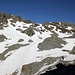 <b>Come programmato a tavolino, opto per il Pass de Val Loga (2923 m). <br />Dal bivacco in su la copertura nevosa è quasi continua. Proseguo a naso, sfruttando i cordoni morenici del ghiacciaio ormai scomparso e le lingue di neve. </b>