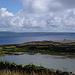 Der kleine See auf Inisheer vor den unzähligen Steinmauern und dem Ozean