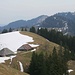 Blick vom Höchänzi auf die zwei Alphütten und Napf