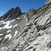 Im Abstieg vom Jöchlisattel. Nun peilen wir die Ostwandrinne an, die sich diagonal zwischen den beiden Gipfeln vom Wildhuser Schafberg nach unten zieht.
