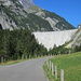 linker Hand die Staumauer vom Gigerwaldsee
