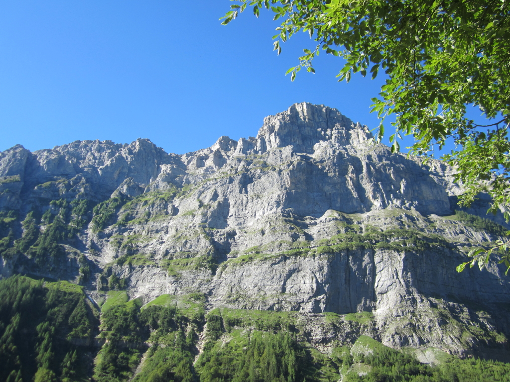 hinter mir die Felsen auf der südlichen Talseite - Fotos [hikr.org]