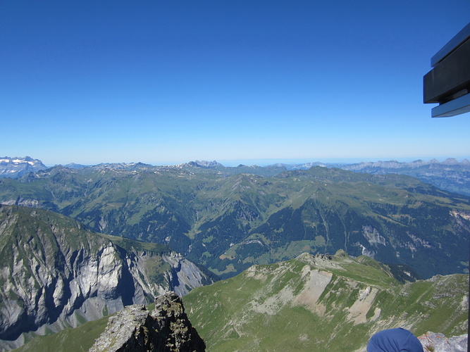 Richtung Nordwesten ist in weiter Ferne im Dunst der... [hikr.org]