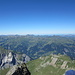 Richtung Nordwesten ist in weiter Ferne im Dunst der Schwarzwald zu erkennen<br />der sonst so ins Auge fallende Spitzmeilen hebt sich hier kaum vom Magerrain ab