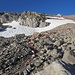 beim markanten Schneefeld auf ca. 2400m - hoch zum Felsen und auf die Seitenmoräne des Strubelgletschers, die wir etwas W von P.2591 betreten