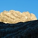 Das Alperschällihorn als wuchtiger Bergklotz im Morgenlicht