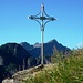 Das Kreuz der Alpe d'Alva - dahinter die Cima dell'Uomo und Poncione di Piotta