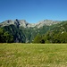 Gepflegter Rasen auf Piacacra und der hintere Talabschluss des Val di Lodrino, resp. Val Drosina