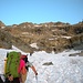 Die Route geht beim 3eckigen Schneefeld hoch in Bildmitte, dann links der schwarzen Wasserfelsen bei den orangen Felsen hoch; bis zu den oberen Schneefelder, traversiert 200m nach links und dann nochmals hoch zur Fuorcla da Boval (oben links im Bild ersichtlich).