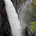 Gorsajuvet - Wenige Meter talaufwärts der Gorsabrue stürzt ein gigantischer Wasserfall in die tiefe Schlucht. Und auch von der gegenüberliegenden Felswand plätschert Wasser zu Tale.