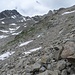 Mühsame Blockhalde, im Hintergrund sieht man schon eine Markierung der "offiziellen" Route (an der kleinen Felswand über dem Schneefeld links der Bildmitte)